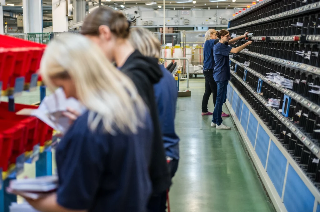 Wiele kobiet pracuje w sortowniach i halach magazynowych Wiele kobiet pracuje w sortowniach i halach magazynowych