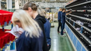 Wiele kobiet pracuje w sortowniach i halach magazynowych