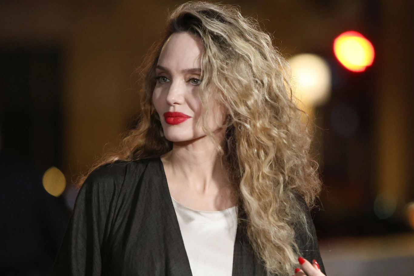 Angelina Jolie wręcz nie do poznania. Zachwyciła wyglądem podczas premiery Angelina Jolie wręcz nie do poznania. Zachwyciła wyglądem podczas premiery