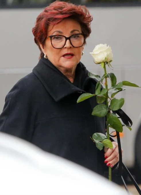 Jolanta Kwaśniewska pojawiła się na pogrzebie Janusza Olejniczaka z symboliczną białą różą.