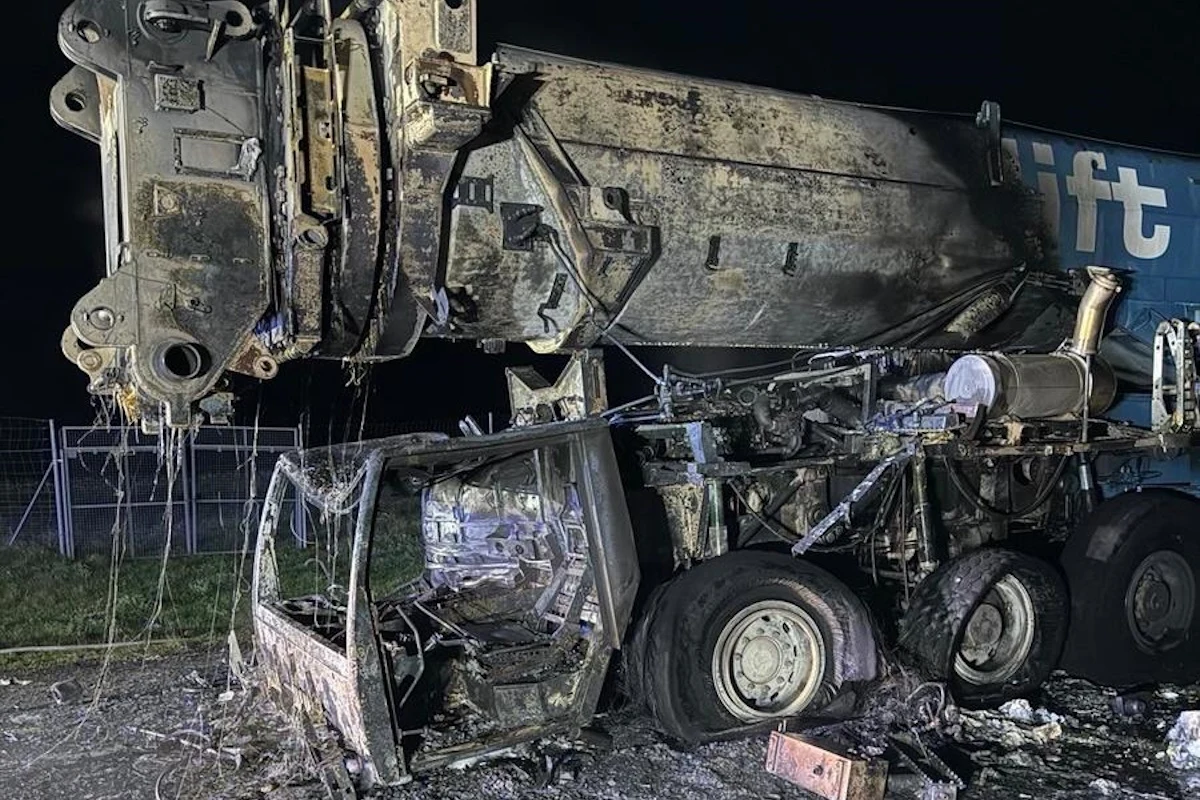 Całkowicie spaliła się kabina i cała przednia część dźwigu Całkowicie spaliła się kabina i cała przednia część dźwigu