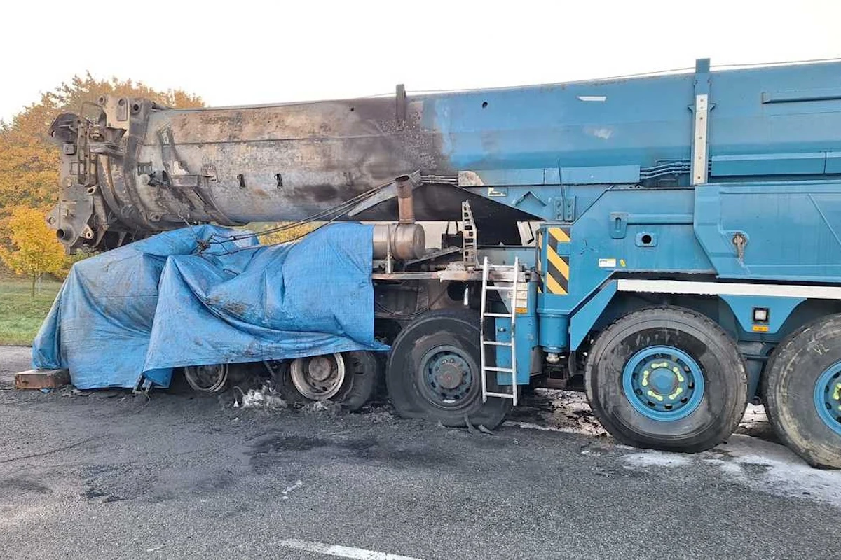 Spalony żuraw samojezdny Liebherr Spalony żuraw samojezdny Liebherr