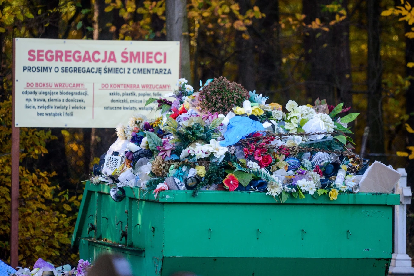 Na polskich cmentarza wciąż powstaje setki tysięcy ton odpadów. Na polskich cmentarza wciąż powstaje setki tysięcy ton odpadów.