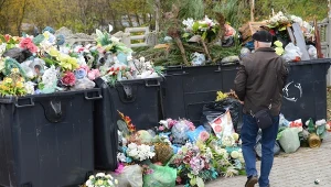 Tony śmieci po Wszystkich Świętych. Nawet 9 kg z jednego grobu
