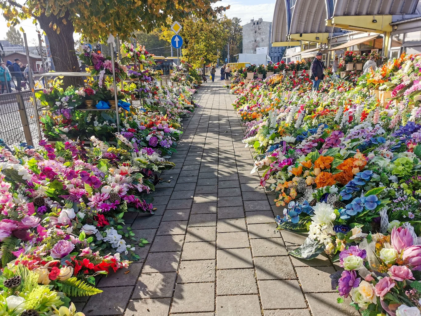 Co roku rynek zalewają setki tysięcy sztucznych ozdób na Wszystkich Świętych.