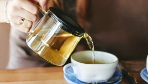 Zielona herbata będzie najzdrowsza w czystej postaci, bez cukru ani mleka 