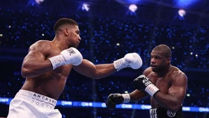 Anthony Joshua (z lewej) w walce z Danielem Dubois