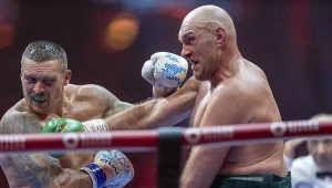 Tyson Fury (z prawej) w walce z Ołeksandrem Usykiem