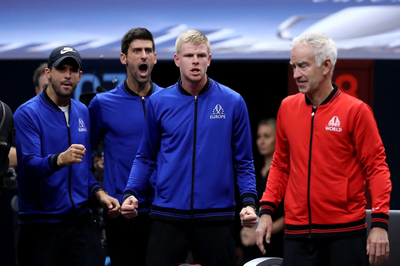 Kyle Edmund (drugi z prawej, między Johnem McEnroe i Novakiem Djokoviciem) pokonany w USA przez Maksa Kaśnikowskiego Kyle Edmund (drugi z prawej, między Johnem McEnroe i Novakiem Djokoviciem) pokonany w USA przez Maksa Kaśnikowskiego