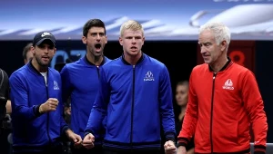 Kyle Edmund (drugi z prawej, między Johnem McEnroe i Novakiem Djokoviciem) pokonany w USA przez Maksa Kaśnikowskiego