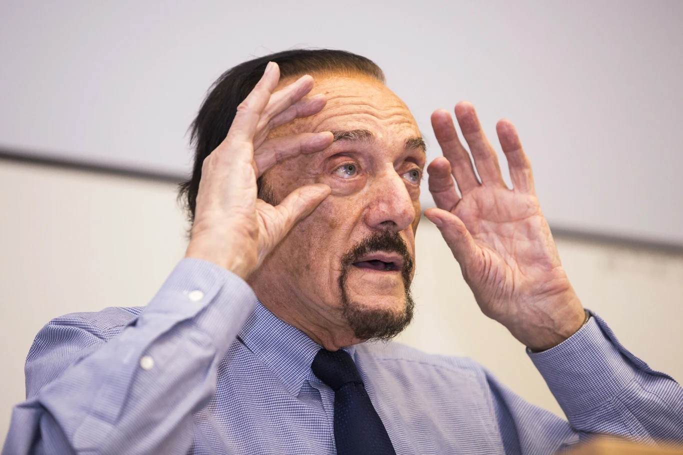 Philip Zimbardo (1933-2024), zmarły 14 października - amerykański psycholog i wykładowca Uniwersytetu Stanforda pochodzenia włoskiego. Znany z przeprowadzenia "eksperymentu więziennego" w 1971 roku. Założyciel i patron Centrum Zimbardo w Katowicach. Jego żoną była Christina Maslach, wnuczka emigrantów z Polski Philip Zimbardo (1933-2024), zmarły 14 października - amerykański psycholog i wykładowca Uniwersytetu Stanforda pochodzenia włoskiego. Znany z przeprowadzenia "eksperymentu więziennego" w 1971 roku. Założyciel i patron Centrum Zimbardo w Katowicach. Jego żoną była Christina Maslach, wnuczka emigrantów z Polski