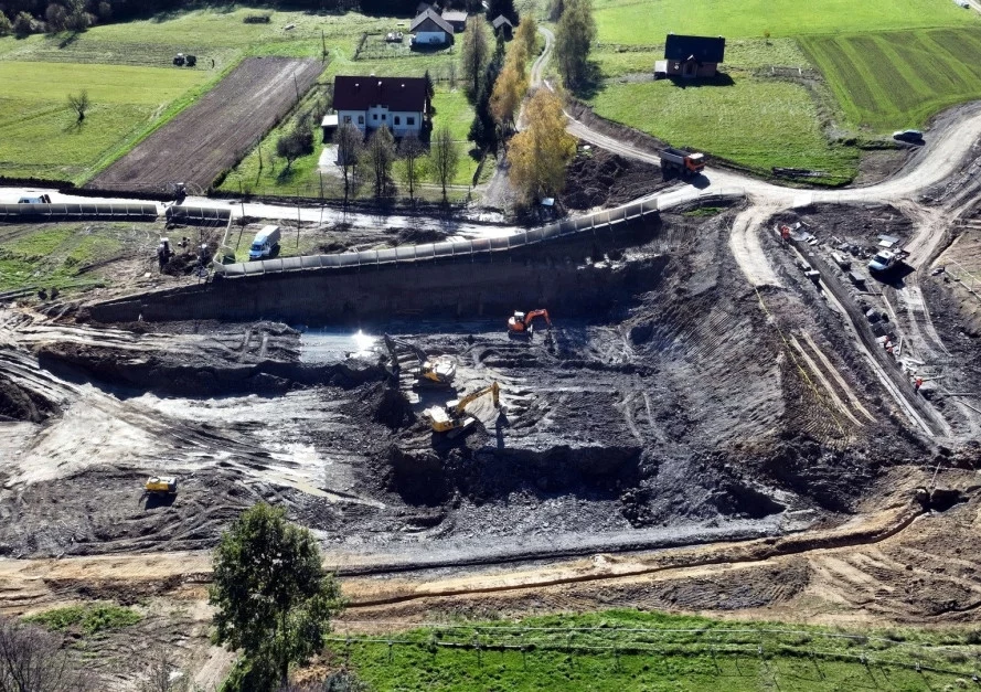 W miejscu, gdzie znajdzie się najdłuższy tunel kolejowy w Polsce, trwają już przygotowania terenu przed uruchomieniem prac.