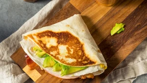 Wyborna jajecznica ukryta w chrupiącym placku. Po takim śniadaniu mam energię na cały dzień