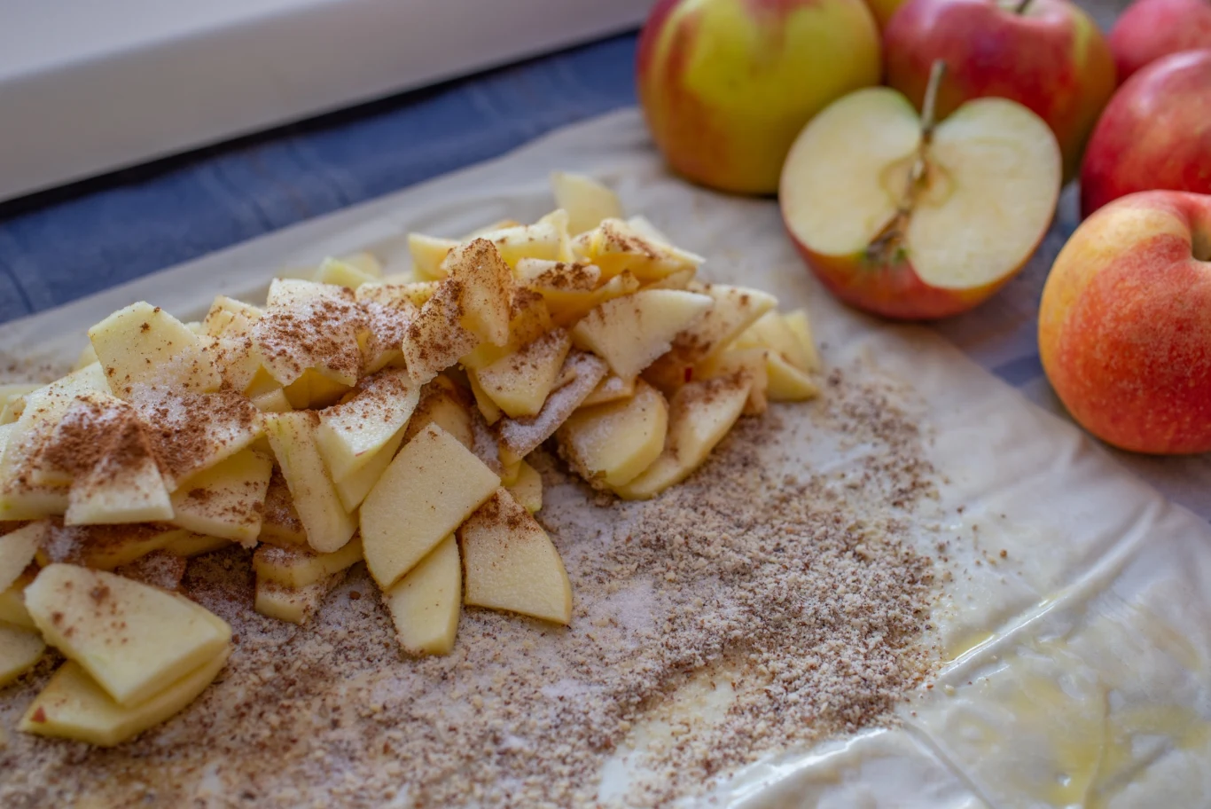 Gdy nie masz czasu, do zrobienia deseru z jabłkami wykorzystaj ciasto francuskie Gdy nie masz czasu, do zrobienia deseru z jabłkami wykorzystaj ciasto francuskie