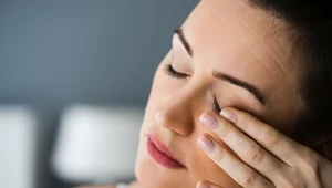 Budzisz się rano i masz czerwone oczy? Dowiedz się dlaczego