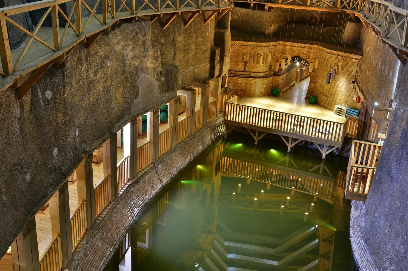 Kopalnia Soli w Wieliczce to nie tylko atrakcja turystyczna, ale również i uzdrowisko. Oferuje podziemne kuracje będące unikatem w skali świata.