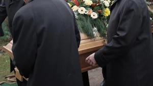 O tym, czym zajmują się pracownicy zakładów pogrzebowych, co obserwują podczas ceremonii, opowiada Robert "Grabarz" Konieczny