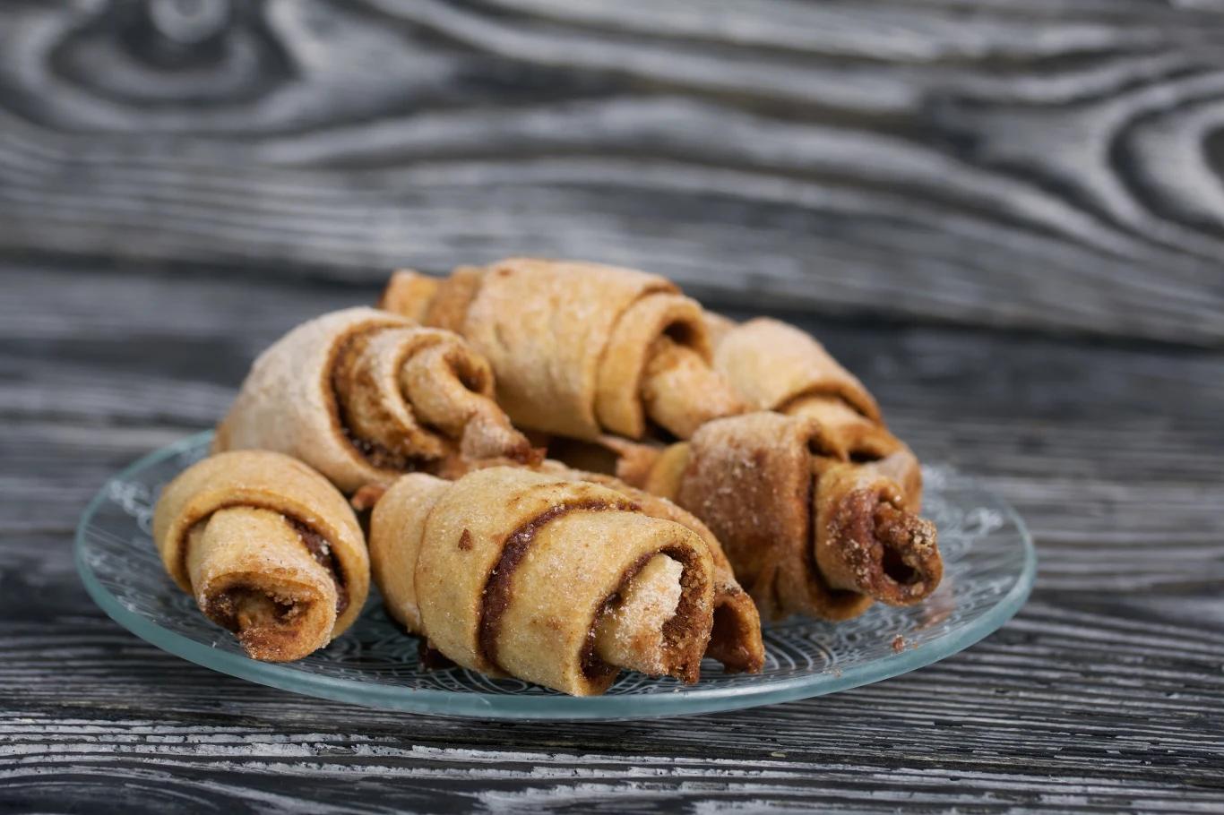 Rugelachy to żydowskie rogaliki z orzechami i dżemem. Są słodkie i mięciutkie Rugelachy to żydowskie rogaliki z orzechami i dżemem. Są słodkie i mięciutkie