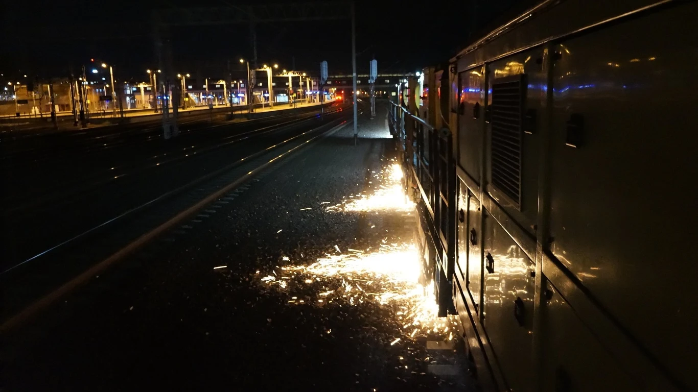 Pociąg Speno szlifuje szyny. W tle stacja Tczew Pociąg Speno szlifuje szyny. W tle stacja Tczew