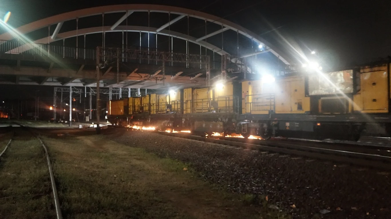 Pociąg Speno szlifuje szyny pod wiaduktem drogowym w Tczewie Pociąg Speno szlifuje szyny pod wiaduktem drogowym w Tczewie