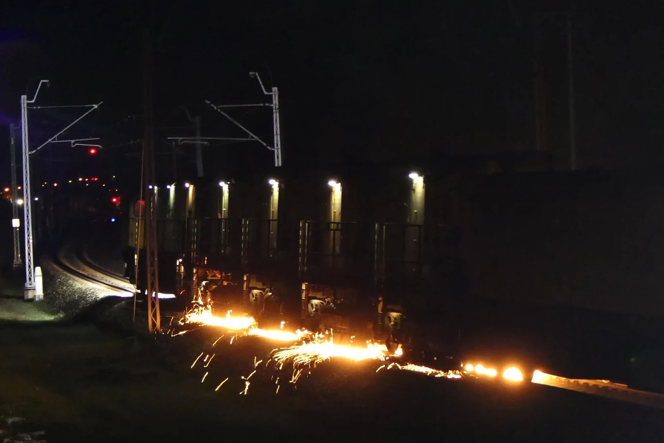 Pociąg Speno szlifuje szyny w okolicach stacji Mława Pociąg Speno szlifuje szyny w okolicach stacji Mława