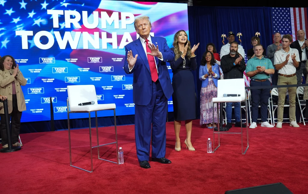 Donald Trump w trakcie występu tanecznego podczas spotkania z wyborcami w stanie Pensylwania Donald Trump w trakcie występu tanecznego podczas spotkania z wyborcami w stanie Pensylwania