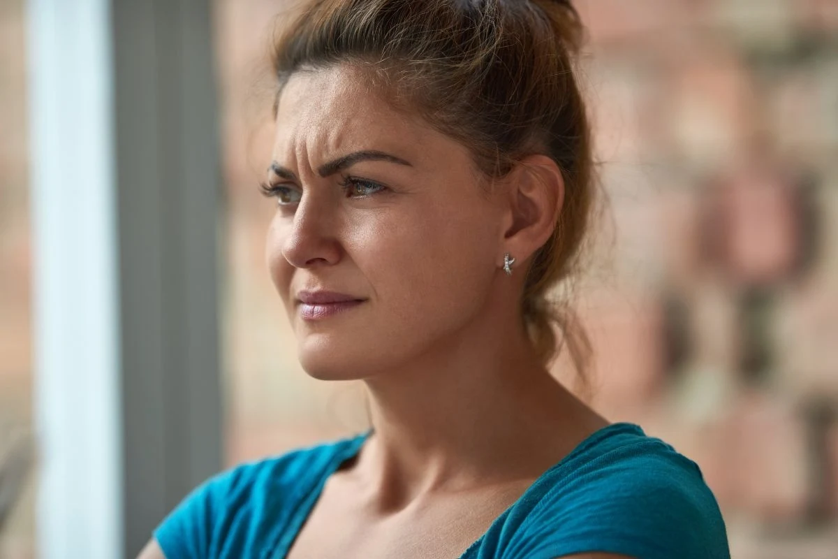 Marszczenie brwi to często oznaka nieszczerości rozmówcy