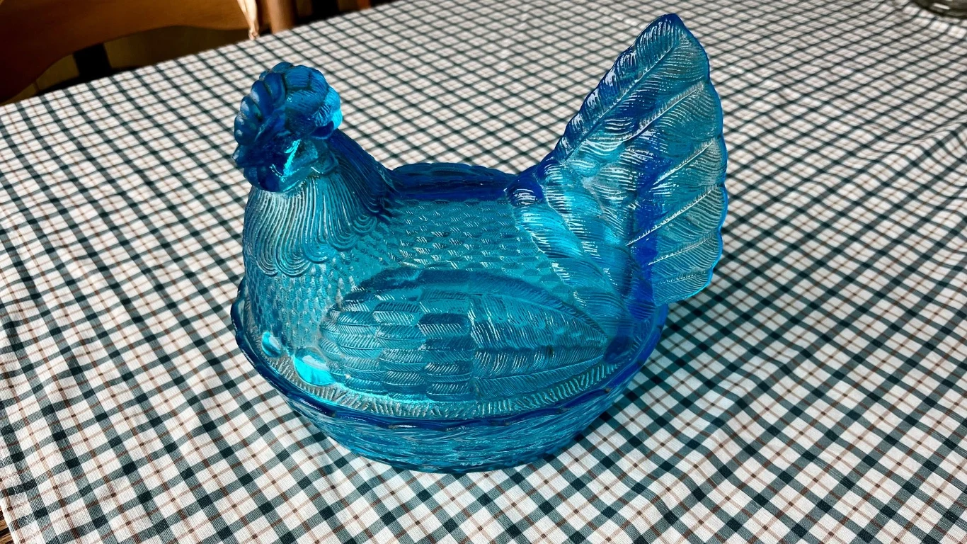 Szklana kura z PRL, Polacy sprzedają je za małą fortunę Szklana kura z PRL, Polacy sprzedają je za małą fortunę