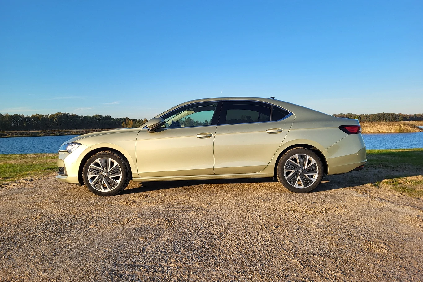 Skoda Superb IV generacji ma wygląd, który nie zaskakuje, ale raczej dobrze zniesie próbę czasu i szybko się nie zestarzeje.