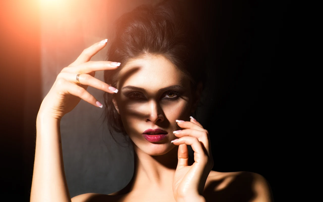 Kobieta w ciemnym makijażu