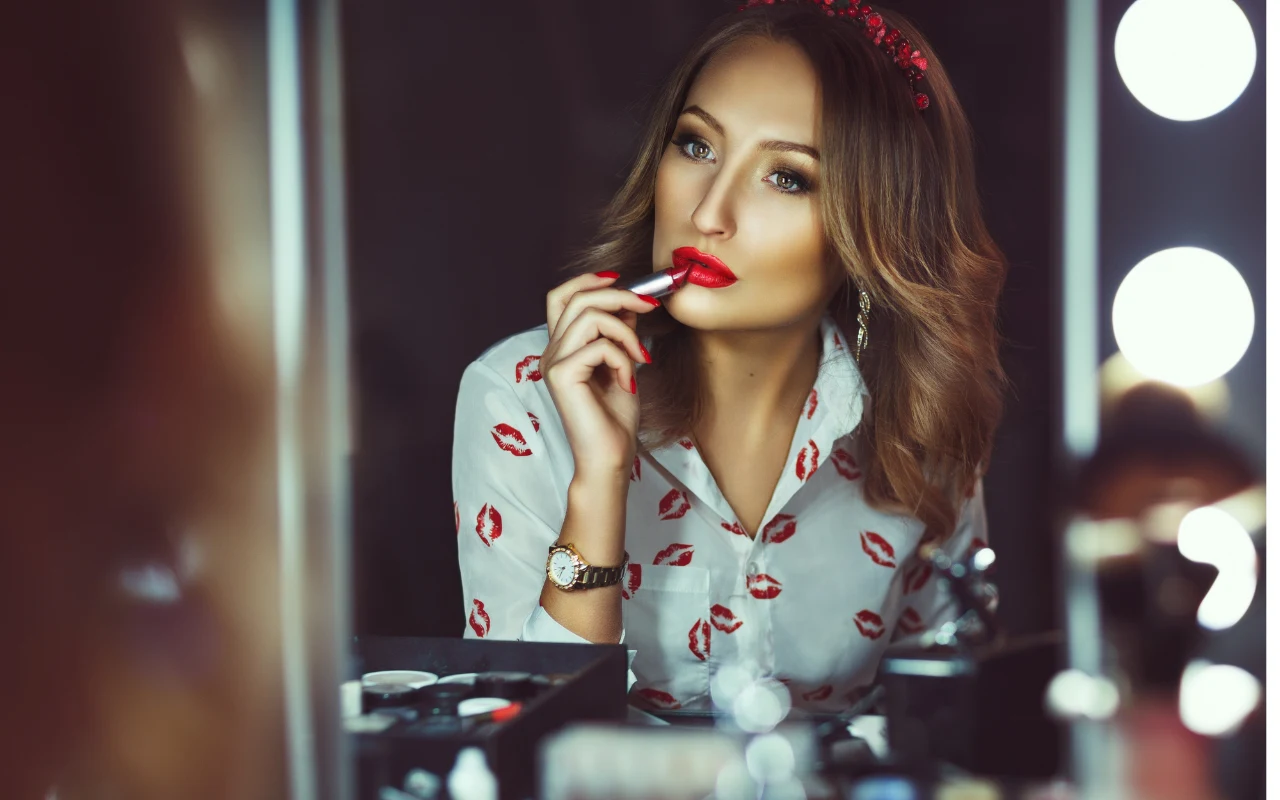 Kobieta malująca usta na czerwony kolor