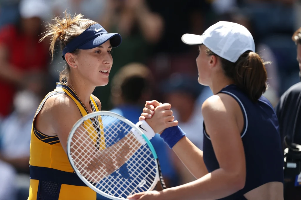 Belinda Bencic z Igą Świątek. W 2021 roku w US Open lepsza była Szwajcarka. Ostatnie ich starcie, w Wimbledonie'23, Polka wygrała po thrillerze