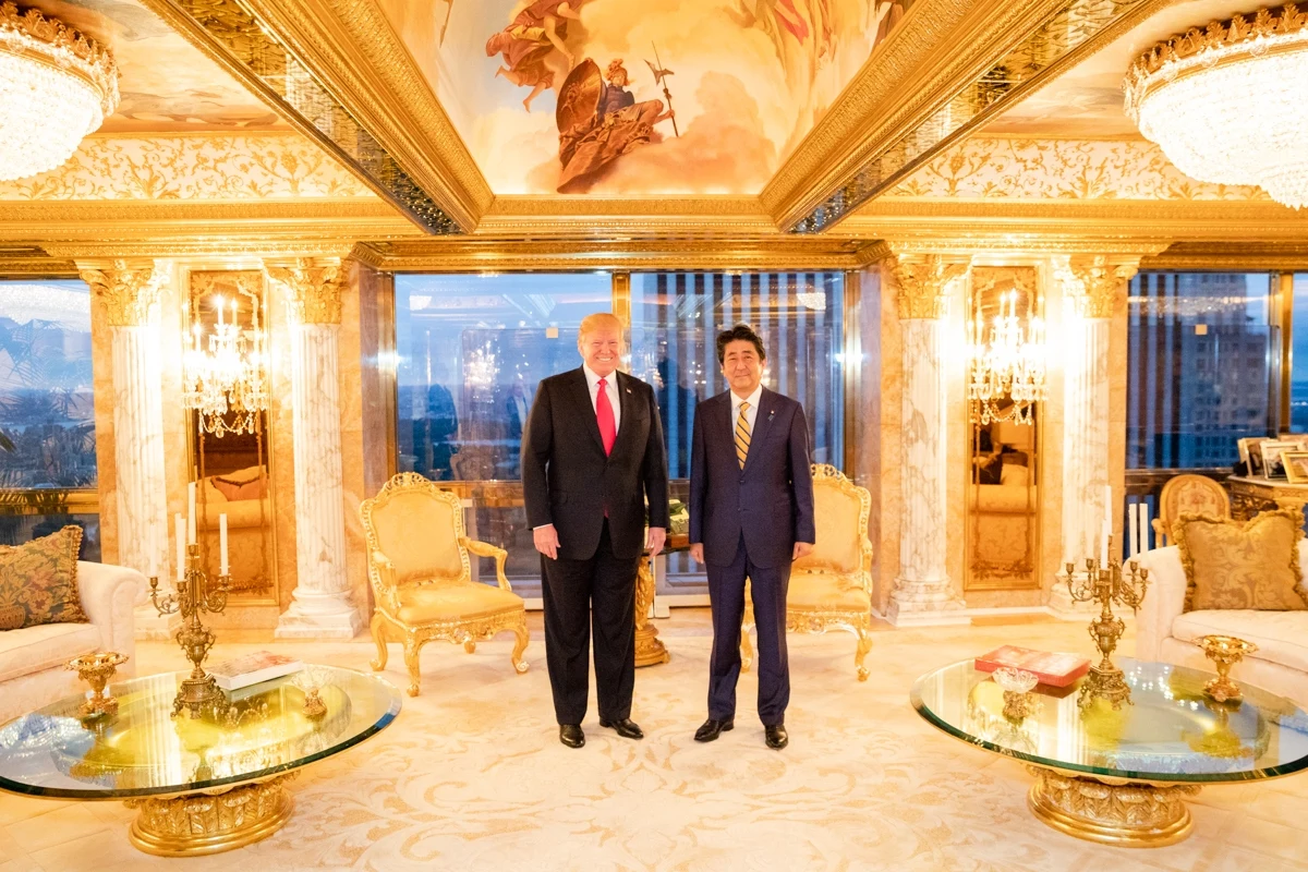 Donald Trump w swoim nowojorskim apartamencie przy 5. Alei. 45. prezydent USA przyjmuje ówczesnego premiera Japonii Shinzo Abe