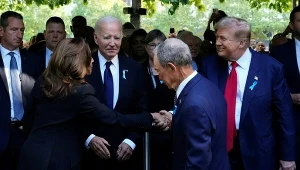 Nowy Jork. Uroczystość upamiętniająca ofiary zamachu 11 września. Kamala Harris wita się z Donaldem Trumpem, w środku Joe Biden. Tyłem były burmistrz miasta Michael Bloomberg 