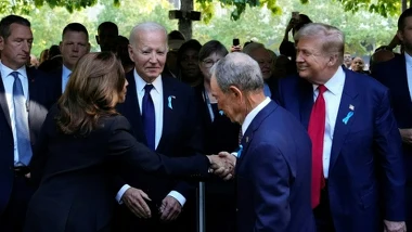Nowy Jork. Uroczystość upamiętniająca ofiary zamachu 11 września. Kamala Harris wita się z Donaldem Trumpem, w środku Joe Biden. Tyłem były burmistrz miasta Michael Bloomberg 