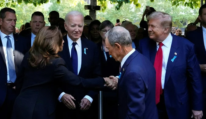 Nowy Jork. Uroczystość upamiętniająca ofiary zamachu 11 września. Kamala Harris wita się z Donaldem Trumpem, w środku Joe Biden. Tyłem były burmistrz miasta Michael Bloomberg 