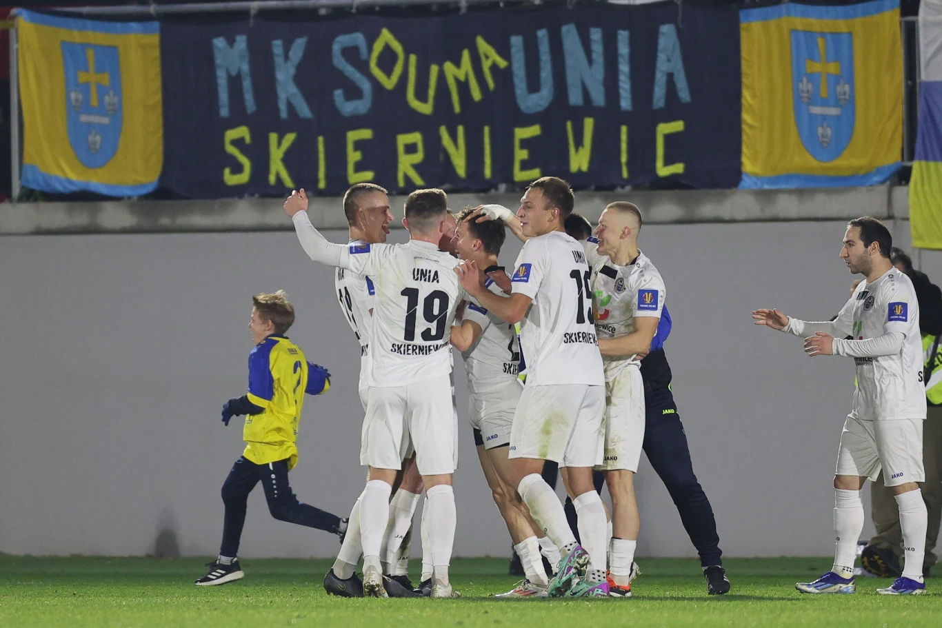 Skierniewiczanie celebrują zdobycie bramki na 1:0 