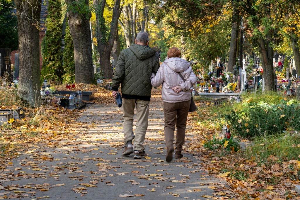 Jak należy zachowywać się na cmentarzu? Niektóre rzeczy nie są oczywiste 