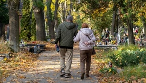 Zachowujesz się tak na cmentarzu? Specjalistka zwraca uwagę