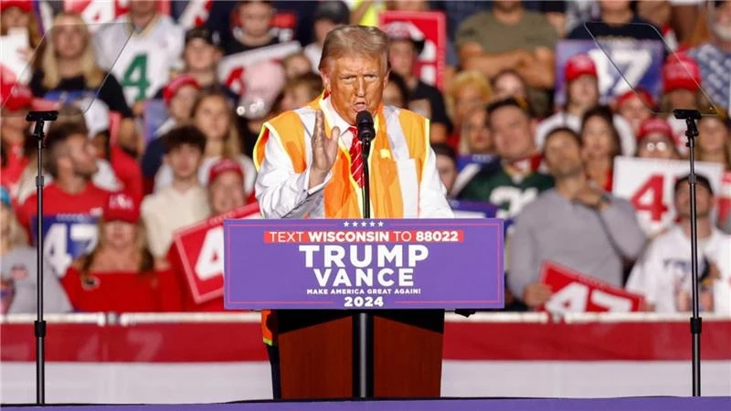 Donald Trump znów zaskoczył. Tak próbował zatrzeć złe wrażenie Donald Trump znów zaskoczył. Tak próbował zatrzeć złe wrażenie