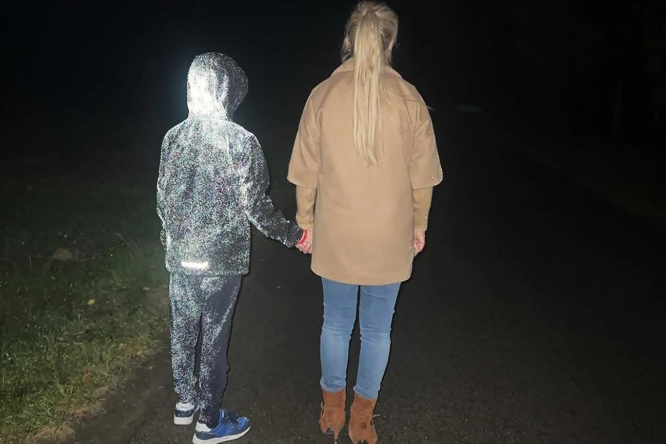 Kiedy na spryskany obiekt pada światło, spray odblaskowy intensywnie je odbija, tworząc jasny i wyraźny kontur.