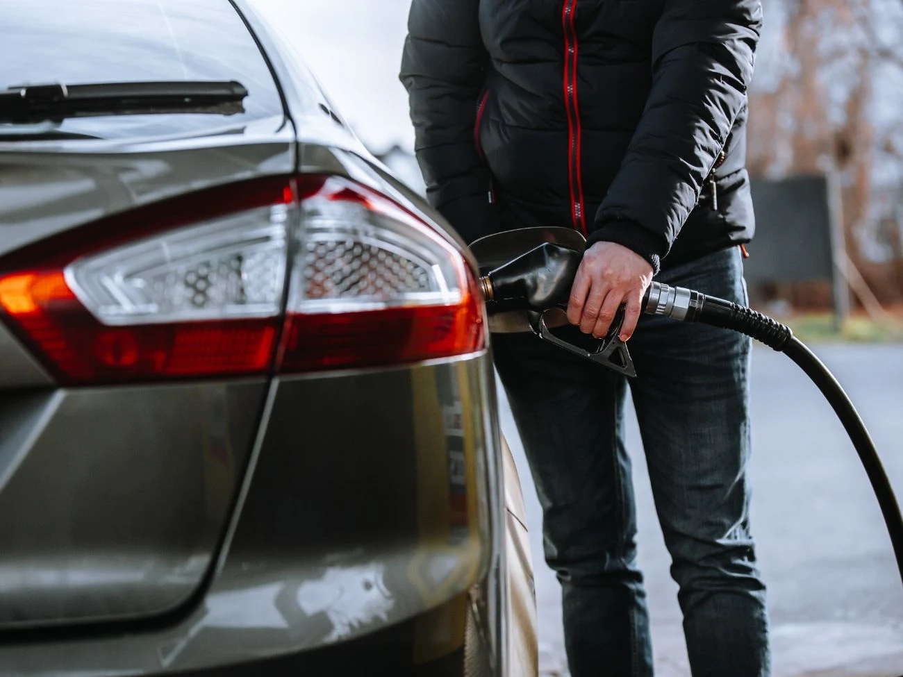 Na stacjach paliw panują wakacyjne promocje. Wystarczy prosty błąd, a mandat wyniesie nawet 3 tys. zł. Jak nie przepłacać za paliwo? Te proste sposoby umożliwiają znaczne oszczędności.