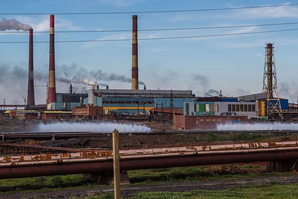 W Norylsku ludzie żyją w cieniu pracujących fabryk