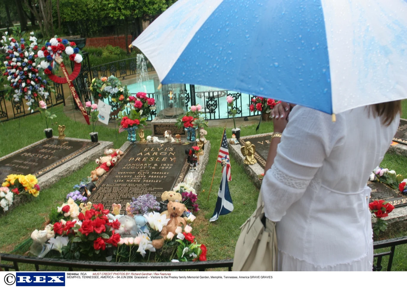 Groby w Graceland