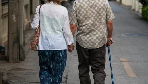 Badania pokazują, że regularne spacery mają pozytywny wpływ na zdrowie kości u osób starszych i mogą znacząco zmniejszyć ryzyko rozwoju osteoporozy.