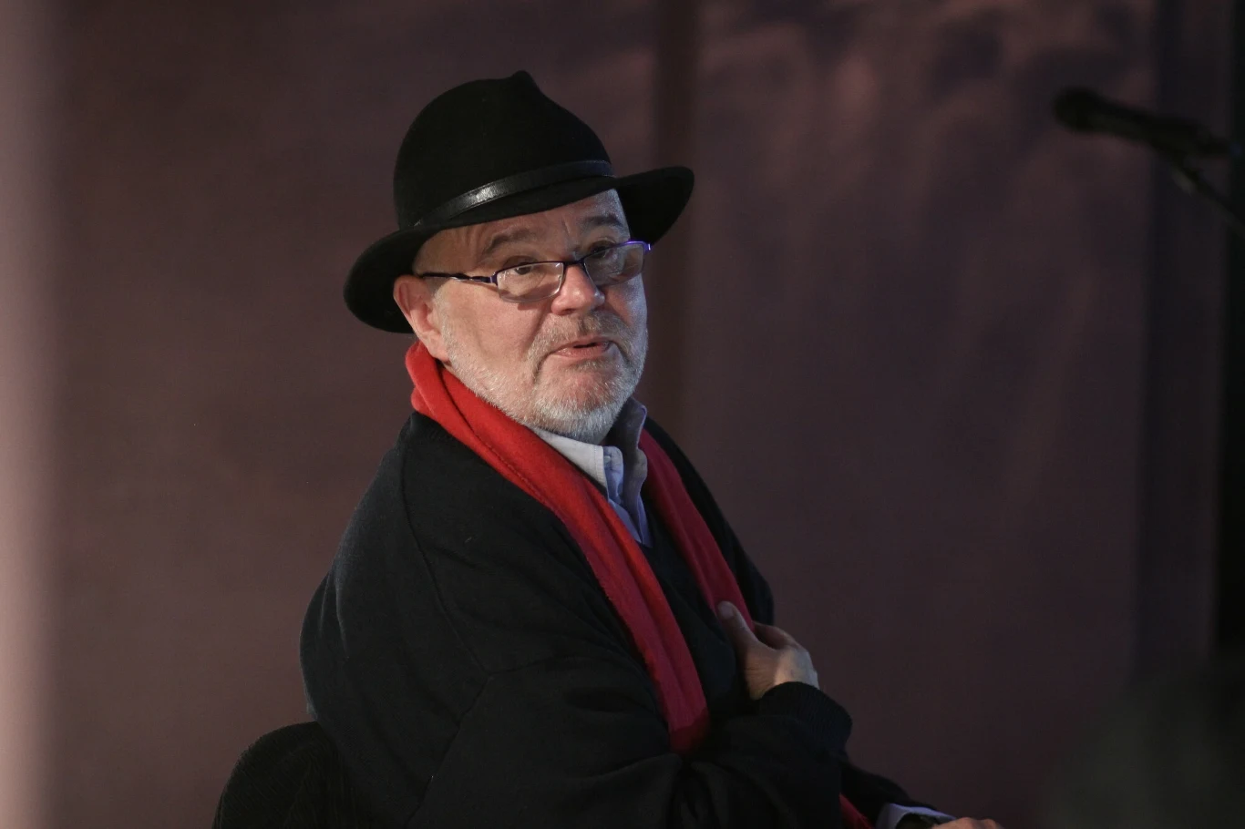 Paweł Huelle (1957-2023), zmarły 27 listopada - pisarz, poeta, dramaturg, kierownik literacki Teatru Miejskiego w Gdyni. Współpracował z NSZZ "Solidarność". Wielokrotnie nagradzany i odznaczany m.in. Krzyżem Oficerskim Orderu Odrodzenia Polski, czy srebrnym medalem "Zasłużony Kulturze Gloria Artis" Paweł Huelle (1957-2023), zmarły 27 listopada - pisarz, poeta, dramaturg, kierownik literacki Teatru Miejskiego w Gdyni. Współpracował z NSZZ "Solidarność". Wielokrotnie nagradzany i odznaczany m.in. Krzyżem Oficerskim Orderu Odrodzenia Polski, czy srebrnym medalem "Zasłużony Kulturze Gloria Artis"
