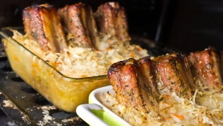 Żeberka w kapuście to idealne danie na obiad. Jak je przygotować?