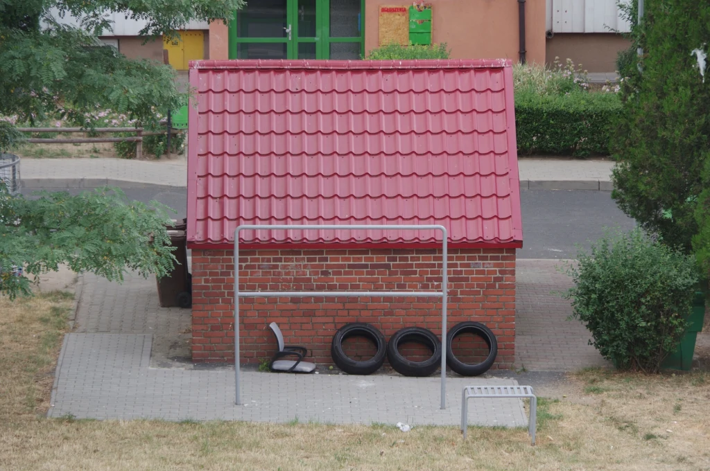 Opony przy śmietnikach to nadal codzienność polskich osiedli