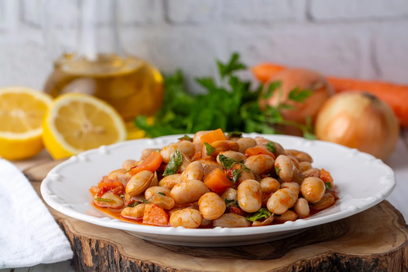 Fasolka w sosie pomidorowym to danie inspirowane kuchnią turecką Fasolka w sosie pomidorowym to danie inspirowane kuchnią turecką