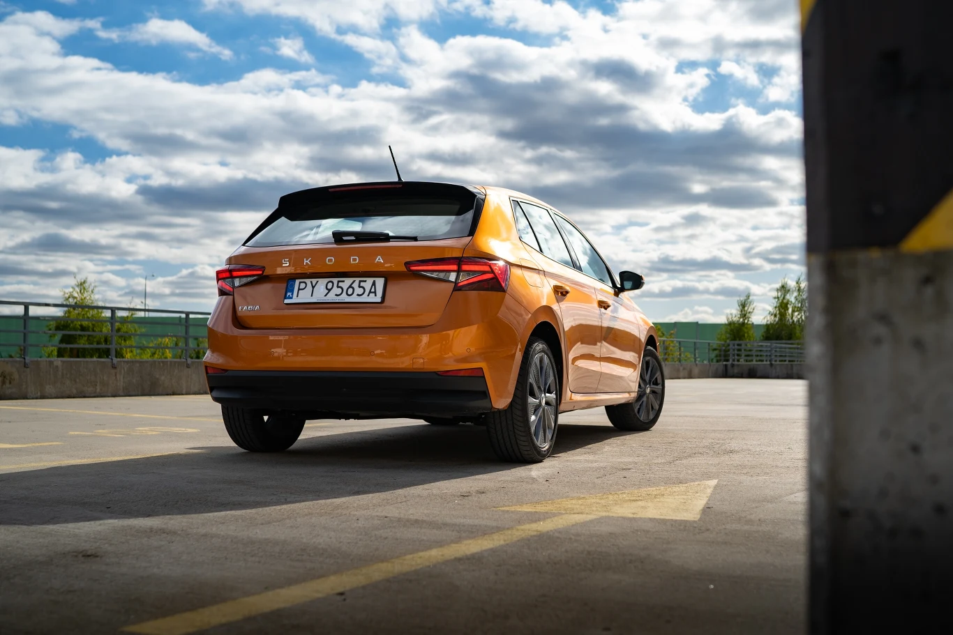 Tylne oświetlenie LED i pomarańczowy lakier wymagają dopłaty